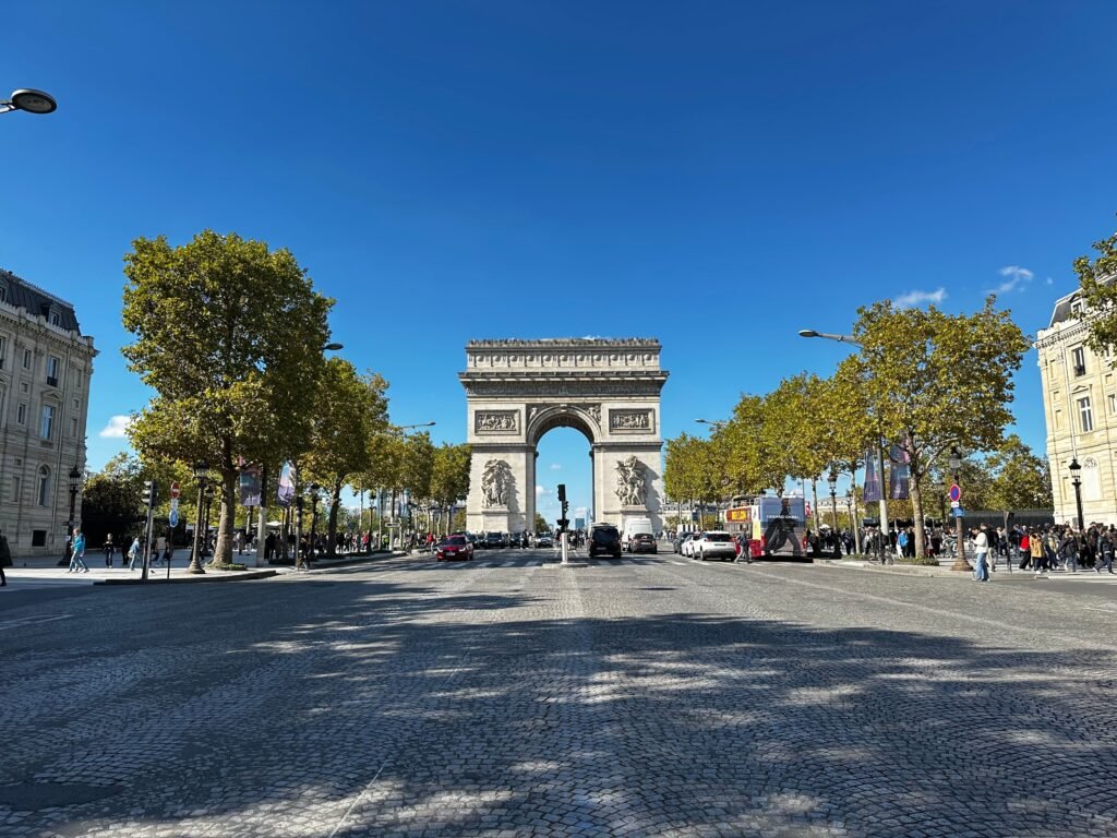 Visites à pied de Paris pour agences de voyages avec chauffeur privé et découverte des monuments emblématiques de Paris.