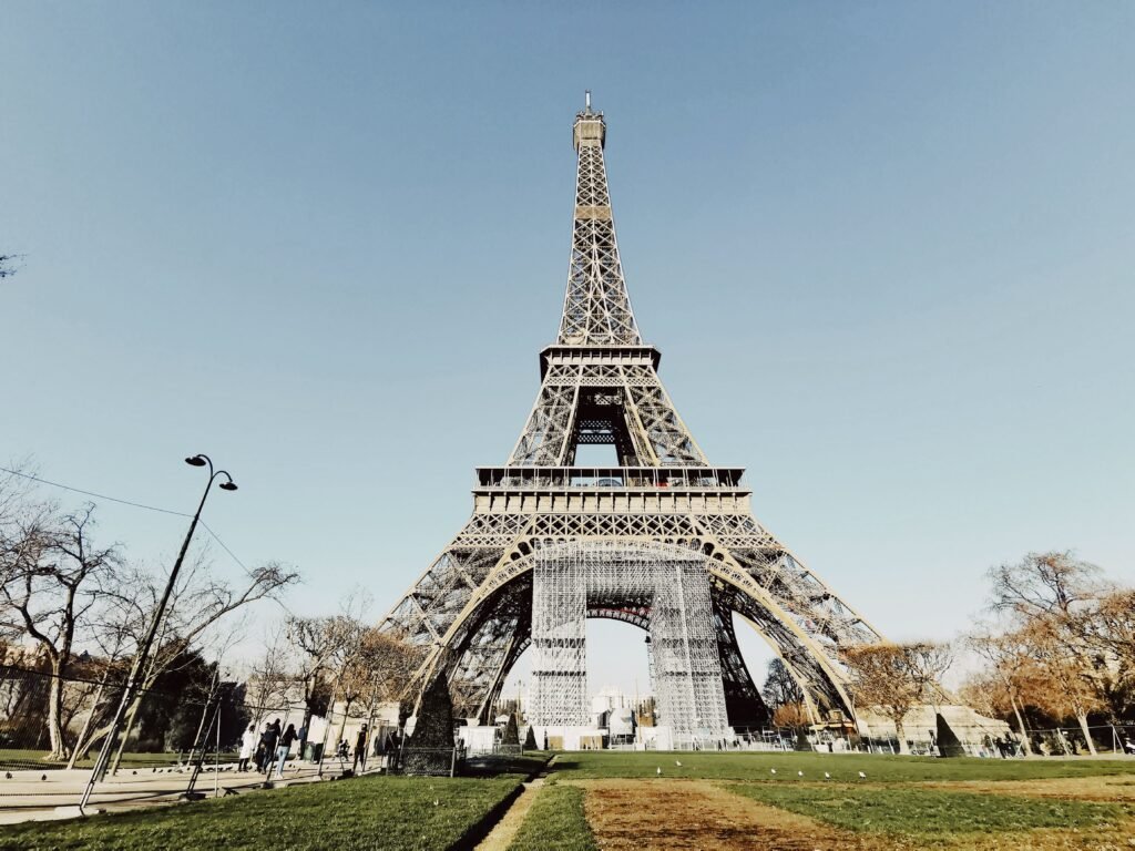 Visites à pied de Paris pour agences de voyages avec chauffeur privé et découverte des monuments emblématiques de Paris.