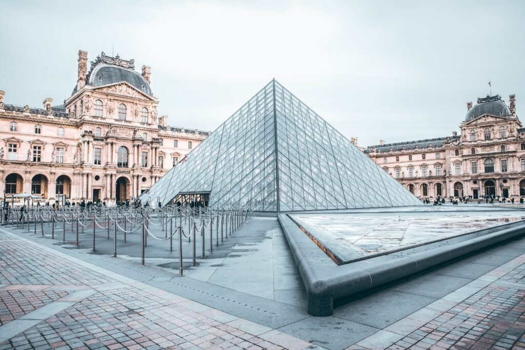 Visites à pied de Paris pour agences de voyages avec chauffeur privé et découverte des monuments emblématiques de Paris.