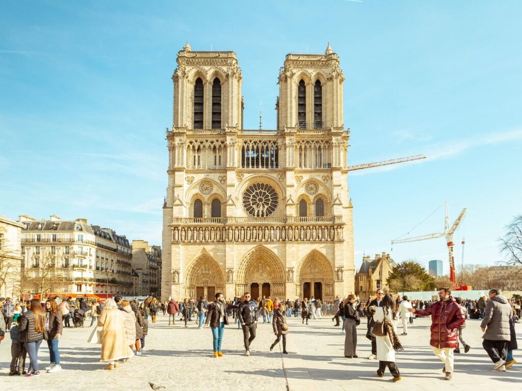 Visites à pied de Paris pour agences de voyages avec chauffeur privé et découverte des monuments emblématiques de Paris.