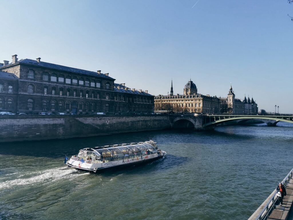 Visites à pied de Paris pour agences de voyages avec chauffeur privé et découverte des monuments emblématiques de Paris.