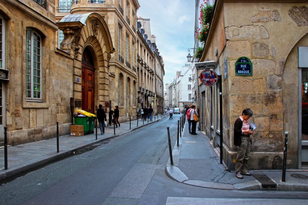 Visites à pied de Paris pour agences de voyages avec chauffeur privé et découverte des monuments emblématiques de Paris.