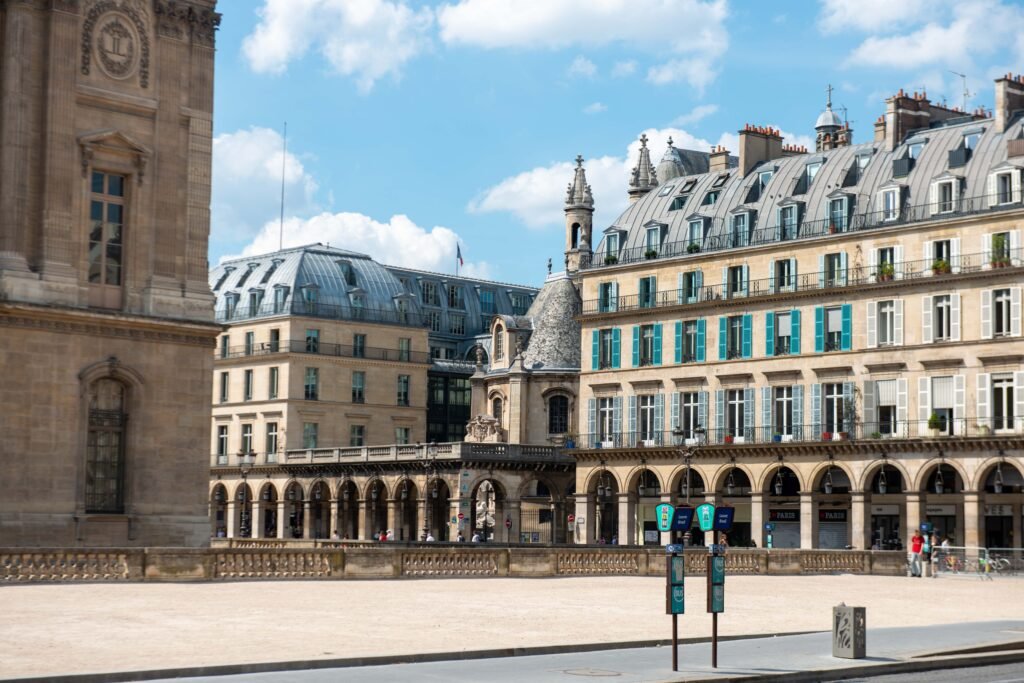 Visites à pied de Paris pour agences de voyages avec chauffeur privé et découverte des monuments emblématiques de Paris.